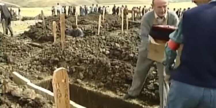 Pamje të rralla nga varrimi i 24 civilëve të vrarë Likoshan dhe Çirez (VIDEO)