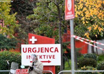 20 humbje jete dhe 916 raste të reja me COVID-19 në Shqipëri