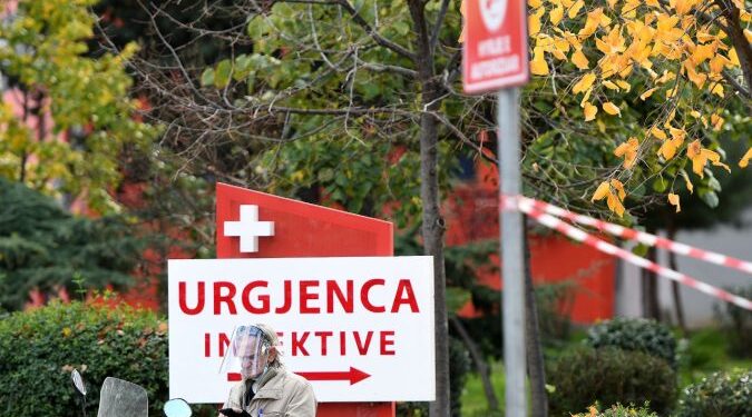 20 humbje jete dhe 916 raste të reja me COVID-19 në Shqipëri