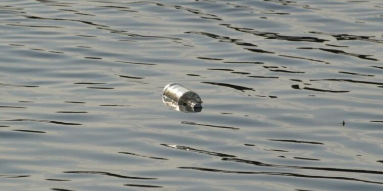 Gjendet shishja me mesazh që udhëtoi 402 kilometra në vit