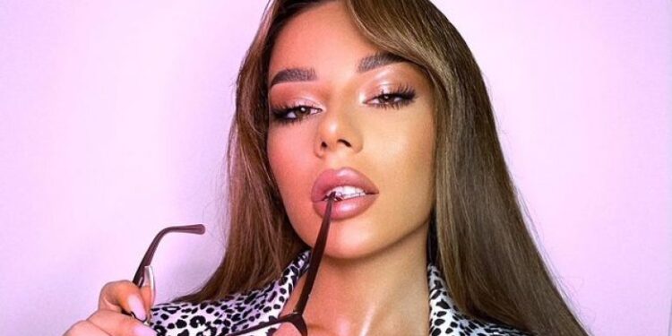 Tayna vjen atraktive me imazhet e reja, dekolteja e hapur i thekson gjoksin e formësuar