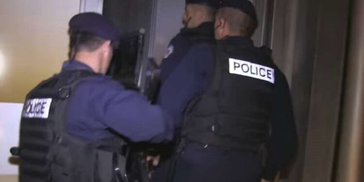 Ndalohet një polic në Gjilan për mashtrim dhe bixhoz të paligjshëm, kryhet bastisje në shtëpinë e tij