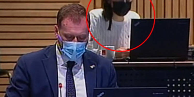 Tërmet në Kroaci, momenti kur dridhjet u ndien gjatë seancës së Qeverisë dhe reagimi i një zonje atje