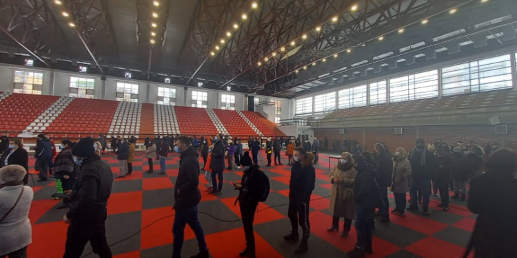 “Llugë” te salla 1 Tetori në Prishtinë, qytetarët presin në radhë të gjata për të votuar