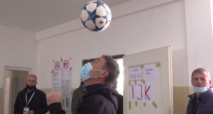 Kosovari shkon me top në kokë deri tek kutia e votimit