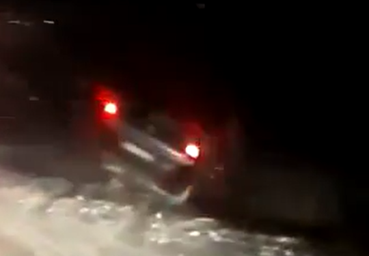 Aksident në Podujevë, vetura del nga rruga – rrotullohet