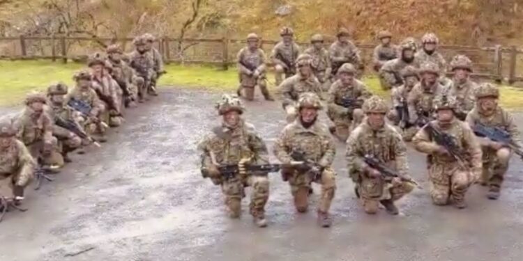 Togeri i FSK-së nga Britania e Madhe, bashkë me ushtarë urojnë Kosovën për 13-vjetorin e Pavarësisë