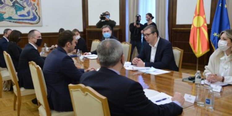 Vuçiqi takohet me ministrin shqiptar, bisedojnë për “mini-Schengenin” e forcimin e fqinjësisë