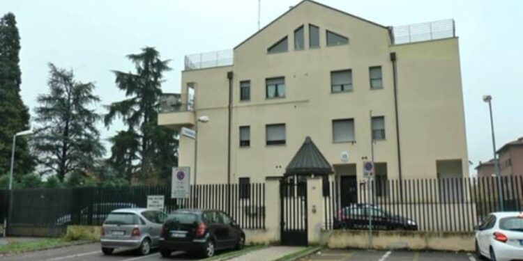 Shqiptari “çmend” ish-të dashurën italiane, telefonata dhe përndjekje për të mos lëshuar shtëpinë