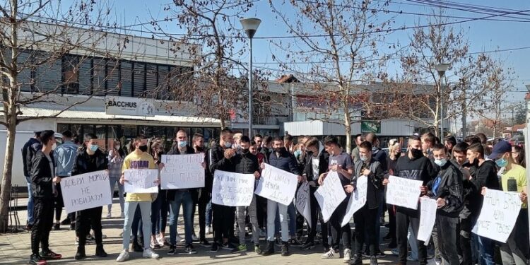 Protestohet ndaj arrestimit të të dyshuarve për rrahjen e djalit të Rashiqit