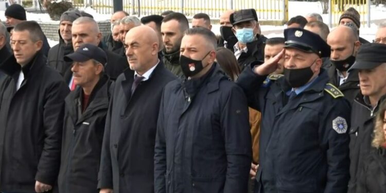 13 vjetori i Pavarësisë, Bekim Jashari vendos lule tek shtatorja e Komandantit Adem Jashari (FOTO)