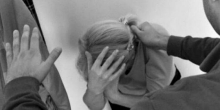 Në gjendje të dehur sulmon fizikisht nënën e tij, arrestohet një i dyshuar në Gjakovë