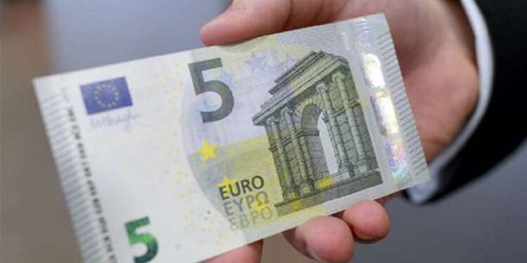 Tenton ta korruptojë policin me 5 euro, përfundon në stacionin policor