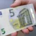 Tenton ta korruptojë policin me 5 euro, përfundon në stacionin policor