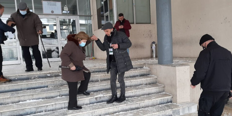 Shkallët me akull në qendrat e votimit në Prishtinë, rrezikohen qytetarët