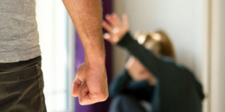 “Dilni nga shtëpia”, një burrë rrah dhe kërcënon gruan e pesë fëmijët e tij në Ferizaj