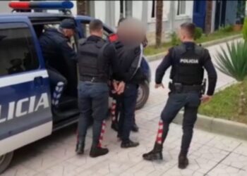 Me kallashnikov, kanabis dhe lëndë plasëse, arrestohet 25-vjeçari në Tiranë