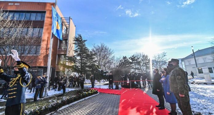 Flamuri shtetëror ngritet me ceremoni për nder të 13-vjetorit të Pavarësisë