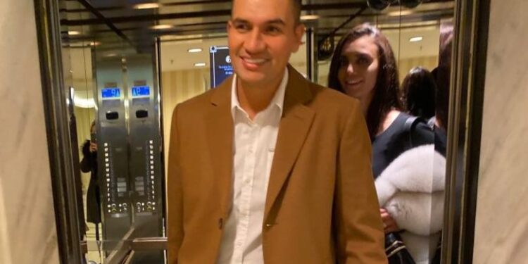 I dashuri i bën dedikim romantik Gentës: Dashuria jote më çmend, do të të dua deri në fund të jetës