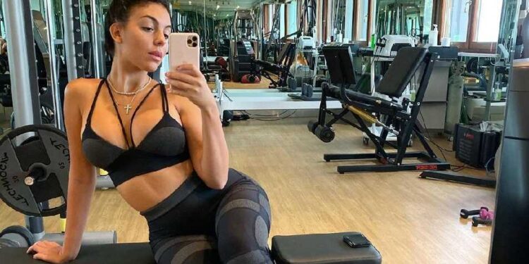Georgina në palestër për formësimin e linjave trupore