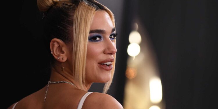 Dua Lipa emocionon me urimin për 13 vjetorin e Pavarësisë së Kosovës