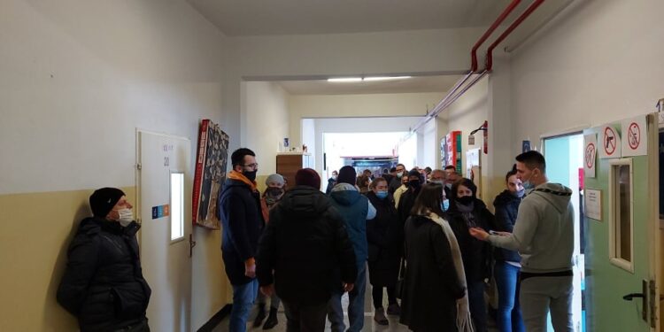 Grumbuj njerëzish, masat antiCOVID shkelen edhe qendrën e votimit në shkollën “Gjergj Fishta”