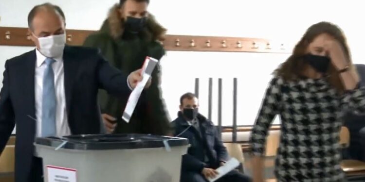 Voton Enver Hoxhaj, thotë se qytetarët janë para dy opsioneve