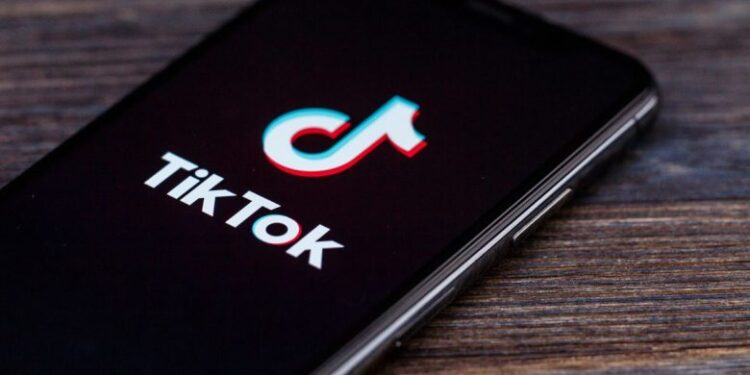 TikTok ndaloi qasjen për fëmijë nën 13-vjeç