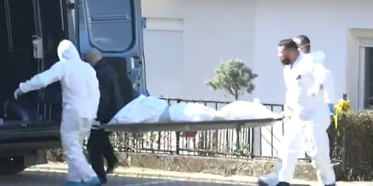 Ekipet mjekësore largojnë trupin e pa jetë të refugjatit nga shtëpia e djegur në Ulpianë