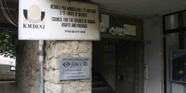 KMDLNJ kërkon hetimin e sulmit ndaj djalit të Nenad Rashiqit dhe djegien e veturës së Mefail Bajqinovcit