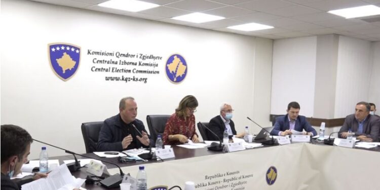 Thaçi akuzon KQZ-në: Sabotoi zgjedhjet, 200 qytetarë po presin mbi dy orë për fletë-votime