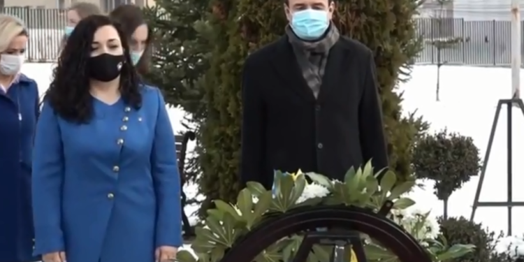 Kurti dhe Osmani bëjnë homazhe te varri i Rugovës për Pavarësi