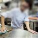 Shefi i një restoranti në Gjakovë e sulmon fizikisht punëtoren, mësohet arsyeja