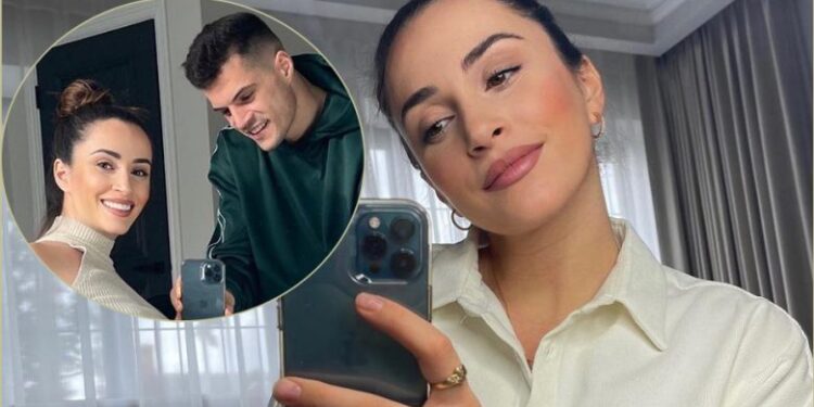 Leonita me ‘selfie’ para pasqyrës, në plan të parë barku i rritur
