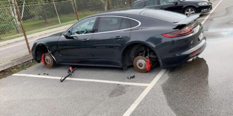 Ata e lanë panamerën pa rrota, por kjo nuk është çudia e vetme