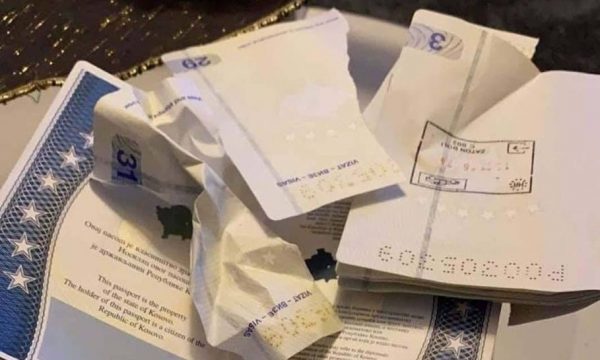 Pas zgjedhjeve të mbrëmshme, një person grisë pasaportën e Kosovës