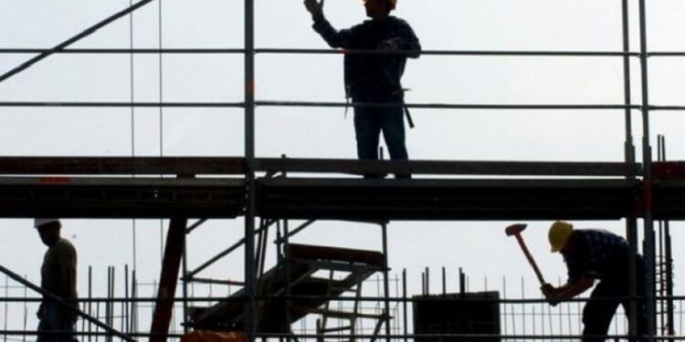 Rrëzohet një puntor nga një ndërtesë në Prishtinë