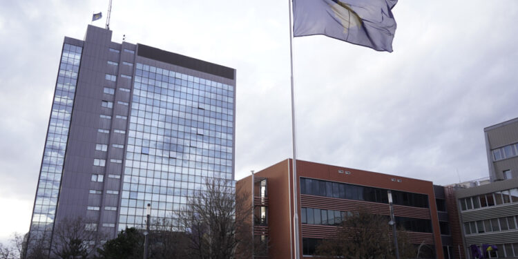 Ndahen mjete për mësimdhënësit, policët, zjarrfikësit, mjekët dhe punëtorët teknikë