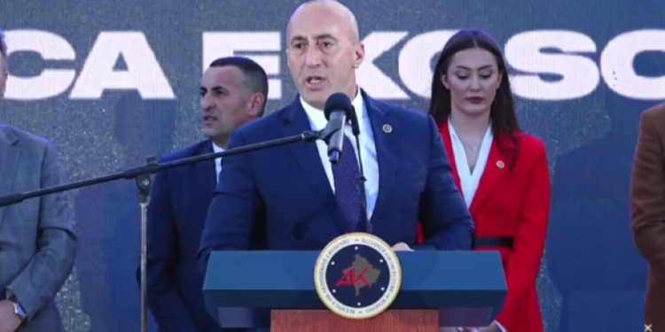 Haradinaj elektrizon Gjakovën, merr mbështetje masive