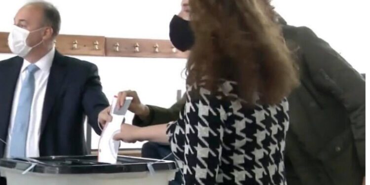 Kështu zgjodhën të vishen bashkëshortet e liderëve politik sot gjatë procesit të votimit