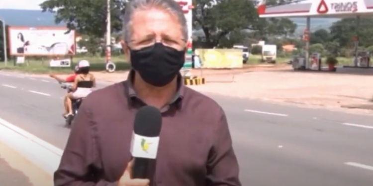 Ndodh aksident i paparë gjatë raportimit live të gazetarit (VIDEO)
