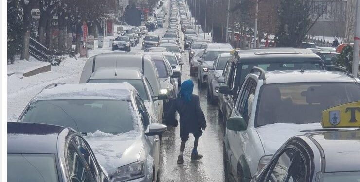 Qytetarët drejt kutive të votimit, bllokohet e gjithë rruga ‘Agim Ramadani’