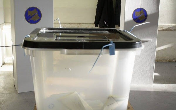 Kryesuesi i një vendvotimi në Pejë akuzohet për keqpërdorim të dytës gjatë zgjedhjeve