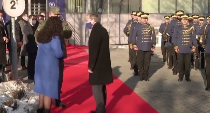 Përshëndetje e ftohtë e Avdullah Hotit dhe Vjosa Osmanit para Qeverisë (video)