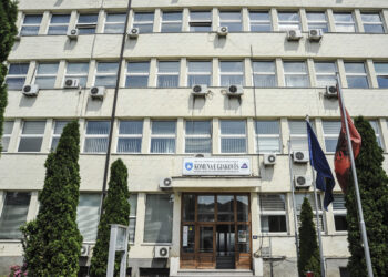 10 mësimdhënës dhe 12 nxënës të infektuar me COVID-19 në Gjakovë