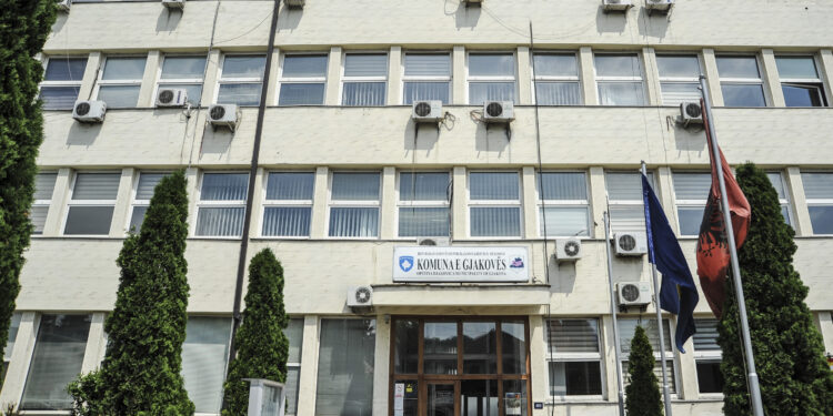 10 mësimdhënës dhe 12 nxënës të infektuar me COVID-19 në Gjakovë