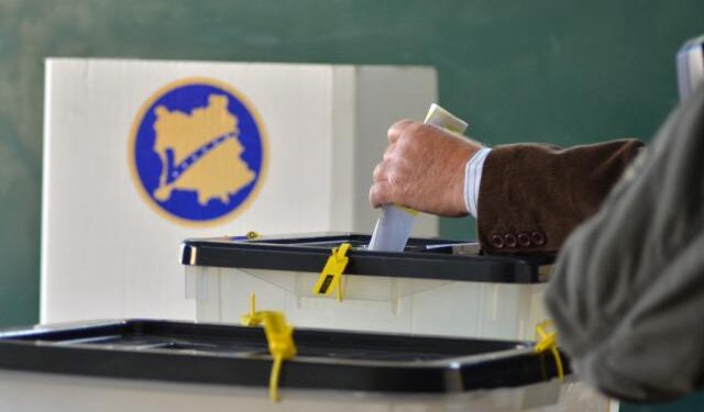 Në një qendër votimi në Podujevë, qytetarët që u ka skaduar vlefshmëria e letërnjoftimit, nuk lejohen të votojnë