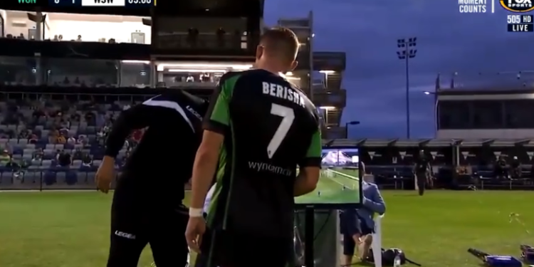 Gjyqtari nuk i jep penallti – Besart Berisha shkon e shikon momentin nga afër në ekranin e “VAR”