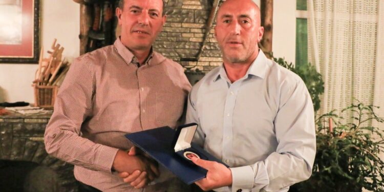 Nga AAK thonë se nuk e dinë arsyen e dorëheqjes së Xhafer Gashit