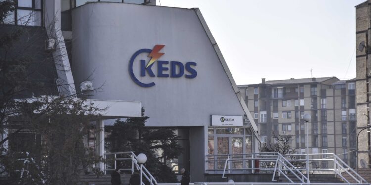 Persona të maskuar e të armatosur, si ndodhi vjedhja në pikë të ditës e parave në KEDS